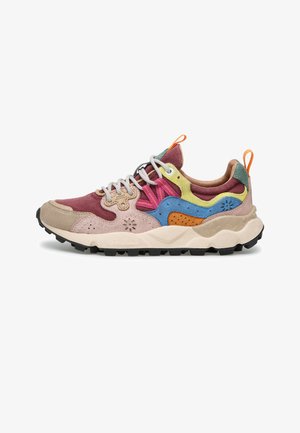 Scarpa da ginnastica atletica multicolore con suola beige, rete color borgogna, tomaia in camoscio rosa, dettagli in pelle blu e arancione, lacci bianchi e linguette arancioni.