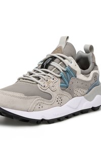 Hellgraue Sneaker aus einer Kombination von Wildleder und Mesh-Materialien, mit strukturierten Akzenten, blauen Details und einer schwarzen Gummisohle mit Profil.