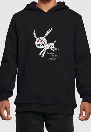 Czarna bluza z kapturem z białym szkicem stworzenia z czerwonymi oczami i słowami "Walk in the dark" nadrukowanymi z przodu.