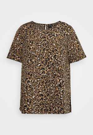 Top de manga curta com padrão de leopardo em tons de castanho e preto; tecido leve; corte solto; decote redondo; fendas laterais na bainha.