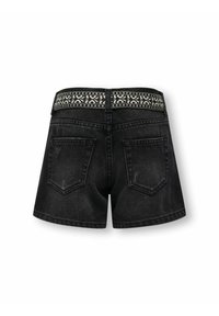 Shorts en denim noir avec une ceinture décorative à motif. Comprend deux poches arrière et une coupe droite à l'ourlet.