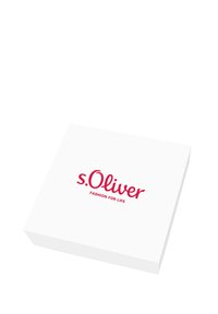 Scatola di prodotto rettangolare bianca con coperchio piatto. Il nome del marchio "s.Oliver" e lo slogan "FASHION FOR LIFE" stampati in grassetto in font rosso sulla parte superiore.