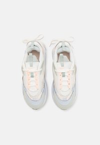 Zapatillas blancas y con tonos pastel que cuentan con paneles de malla, acentos texturizados, una suela gruesa y cordones planos con reflectores de luz y detalles de costura.