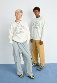 New Balance GRAPHIC CREW UNISEX - Mikina - sea salt