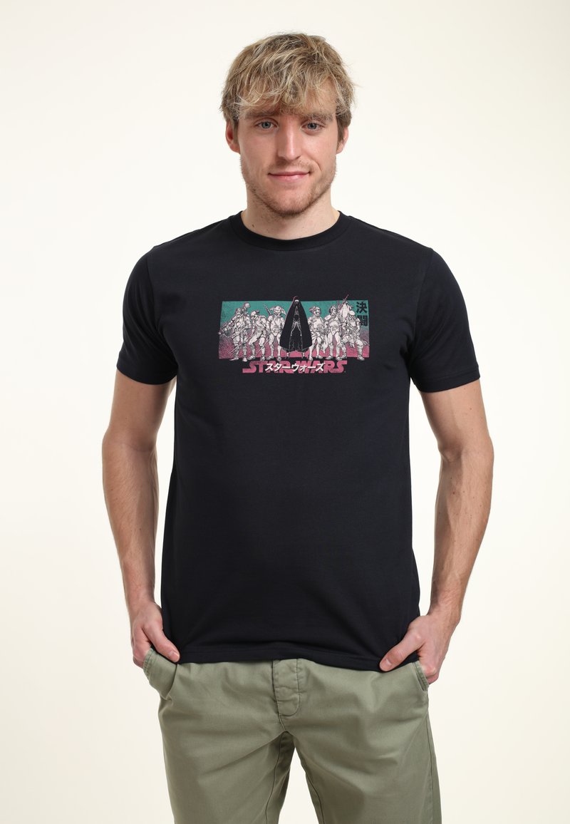 Camiseta de algodón negra con un estampado gráfico que presenta personajes sobre un fondo de color, diseño de cuello redondo y mangas cortas.