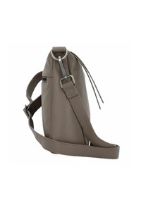 Bolso de hombro de cuero gris con un diseño elegante; cuenta con una correa desmontable, herrajes plateados y un bolsillo con cremallera en el lateral.