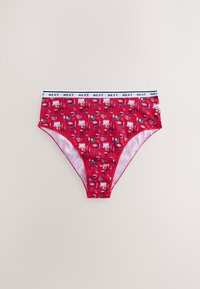 Culottes taille haute rouges pour femmes avec motifs de chandeliers et de cœurs, avec une ceinture blanche portant le texte répété « NEXT » en noir.