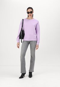Gina Tricot LOW WAIST - Vaqueros bootcut - grey