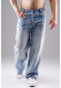 Helle blaue Jeans aus Denim mit einem Patchwork-Design in verschiedenen Farbtönen und Texturen, fünf Taschen-Stil und einer lässigen Passform.