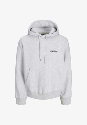 Szary, bawełniany hoodie z kieszenią z przodu, kapturem ze sznurkiem i czarnym logo na klatce piersiowej. Posiada żebrowane mankiety i dół.