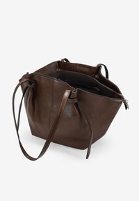 Bolso tote de cuero marrón con un acabado texturizado, que presenta un interior espacioso, dos asas para el hombro y un cierre superior con cremallera.