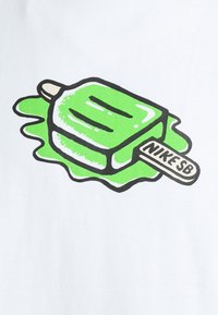 Gráfico de un helado verde sobre un fondo blanco, con goteos y un palo de madera etiquetado "NIKE SB". Contornos en negrita y diseño simple.