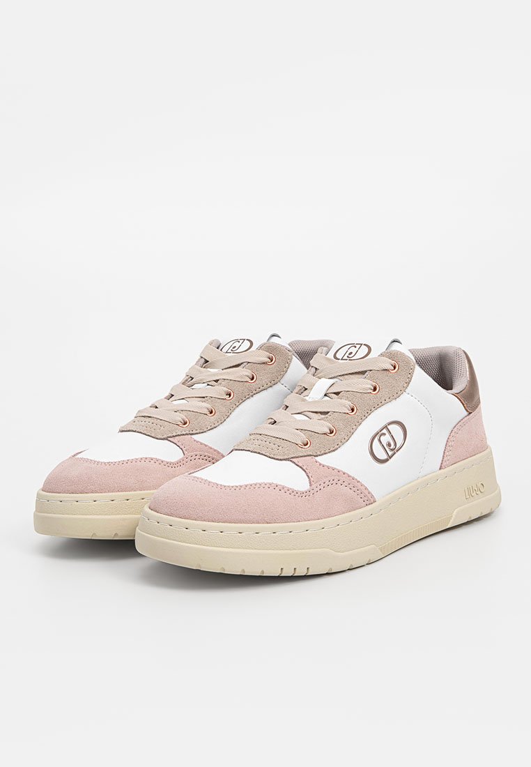 Un paio di sneaker casual bianche e rosa chiaro con lacci beige e suole beige, caratterizzate da un piccolo logo tondo sui lati e sulle linguette.