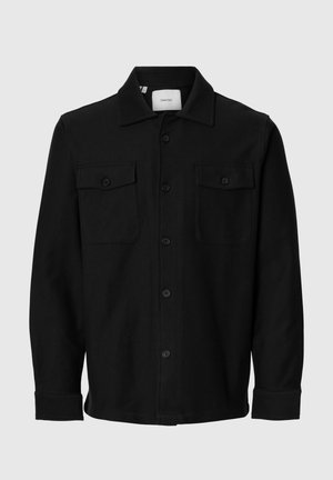 Juodas mygtukų užsegamas švarkas su dviem krūtinės kišenėmis su atvartais, atvira apykakle, ilgomis rankovėmis ir tiesiu hemu.