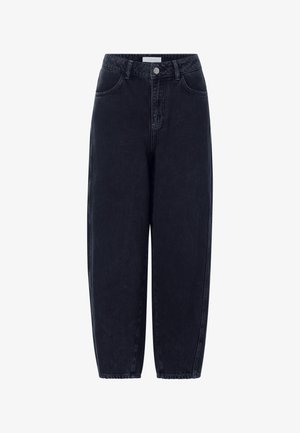 Pantalones de mezclilla azul oscuro con cintura alta, cierre de botones y bolsillos laterales. Corte holgado con piernas ajustadas y una textura sutil.