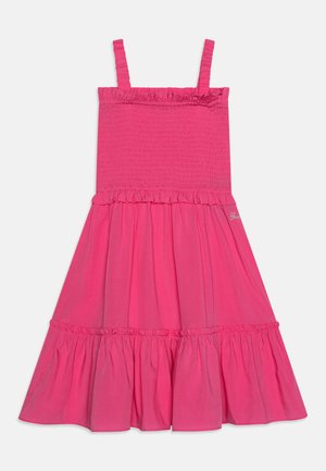 Vestito estivo rosa con corpetto arricciato, spalline sottili e gonna a strati con volant. Tessuto morbido e leggero con una texture liscia. Dettaglio di branding semplice.