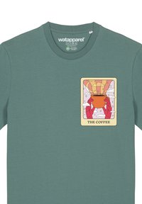 Groene katoenen T-shirt met een grafische print van handen die een koffiekop vasthouden, met kleurrijke accenten en een decoratieve rand.