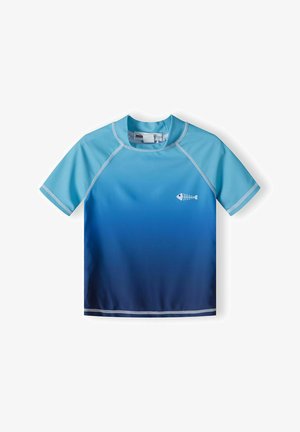 Rash guard s krátkym rukávom s modrým gradientom, prechádzajúcim od svetlomodrej po tmavomodrú. Obsahuje malé biele logo v tvare rybej kosti a ploché švy.