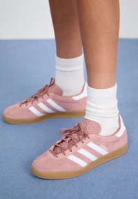 GAZELLE INDOOR - Sportcipő - warm clay/ftwr white/gum 3