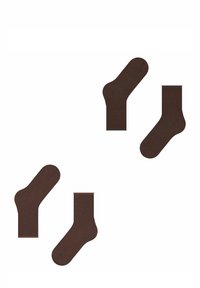 Braune Socken mit ribbeliger Textur, die eine einheitliche Farbe und unterschiedliche Längen aufweisen; zwei Paar Kniestrümpfe und zwei Paar Knöchelsocken werden präsentiert.