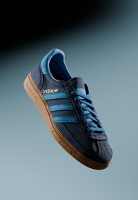 adidas Originals - HANDBALL SPEZIAL UNISEX - Sporta apavi - night indigo/bright blue Miniatūras attēls 1