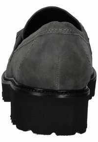 Zapato de ante gris con punta redondeada, suela de goma negra contrastante y parte trasera texturizada. Presenta costuras a lo largo de las uniones.