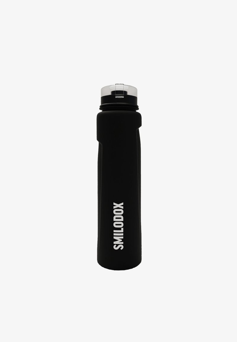 Zwarte roestvrijstalen waterfles met een zachte matte afwerking, cilindrische vorm, brede opening en een transparante plastic deksel. Tekst "SMILODOX" in het wit.