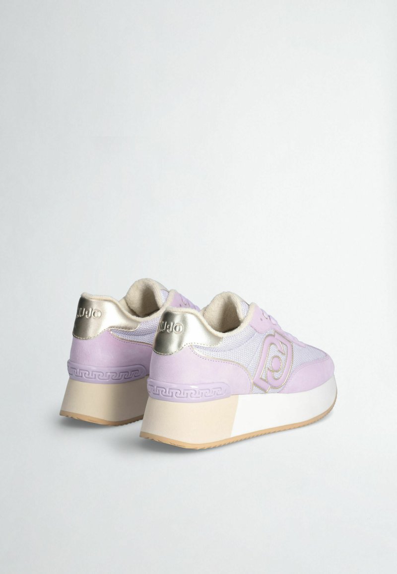 Paarse en zilveren sneakers van mesh en suède materialen, verhoogde witte platformzool en decoratief patroon nabij de hiel.