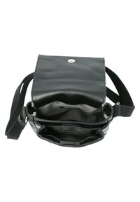 Schwarze Leder-Umhängetasche mit einer Vorderklappe, Innenfächern und einem Stoffgurt. Verfügt über ein silbernes Logo auf der Klappe.