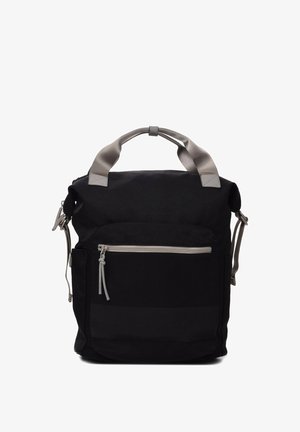 Mochila de lona negra con acentos grises, un asa en la parte superior, bolsillo frontal con cremallera y correas ajustables. Presenta una superficie texturizada.