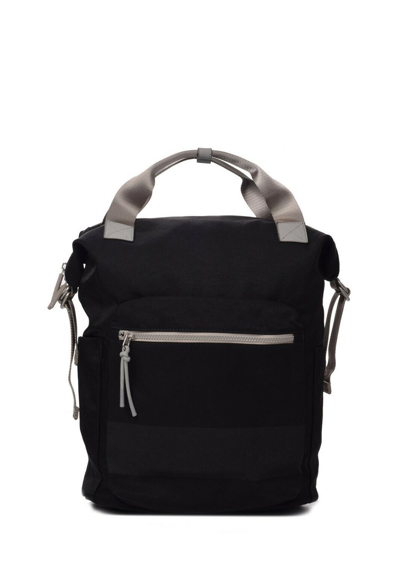 Mochila de lona negra con acentos grises, un asa en la parte superior, bolsillo frontal con cremallera y correas ajustables. Presenta una superficie texturizada.