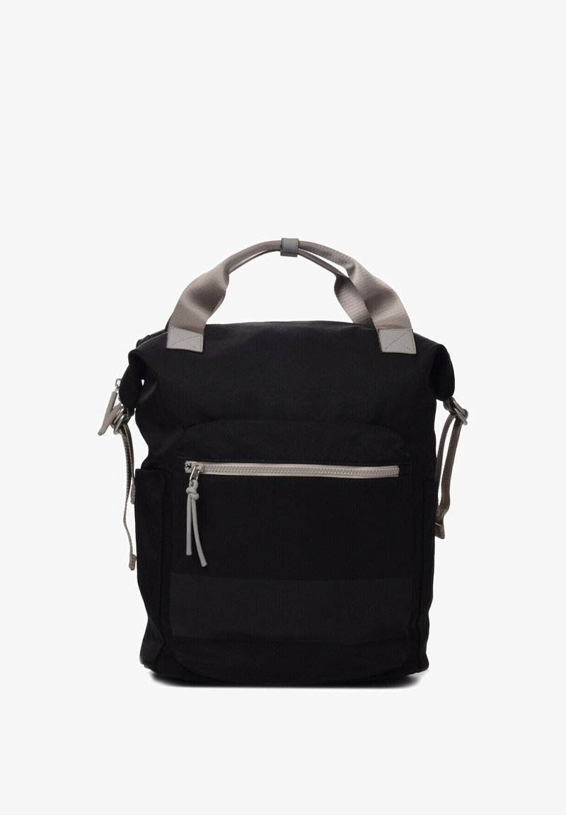 Mochila de lona negra con acentos grises, un asa en la parte superior, bolsillo frontal con cremallera y correas ajustables. Presenta una superficie texturizada.
