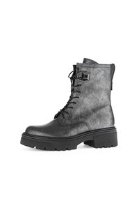Bottine en cuir noir avec finition texturée, lacets à l'avant, fermeture éclair sur le côté et semelle épaisse. Comprend des accents en métal pour plus de détails.