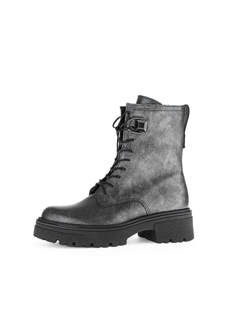 Bottine en cuir noir avec finition texturée, lacets à l'avant, fermeture éclair sur le côté et semelle épaisse. Comprend des accents en métal pour plus de détails.