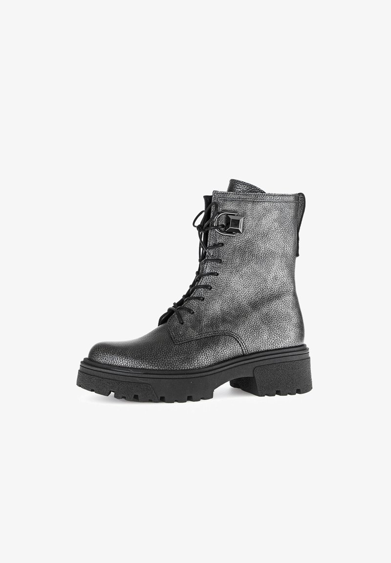 Bottine en cuir noir avec finition texturée, lacets à l'avant, fermeture éclair sur le côté et semelle épaisse. Comprend des accents en métal pour plus de détails.