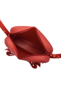 Borsa a mano rossa in plastica con chiusura a zip, texture liscia, forma curvata e tracolla rimovibile con decorazioni.