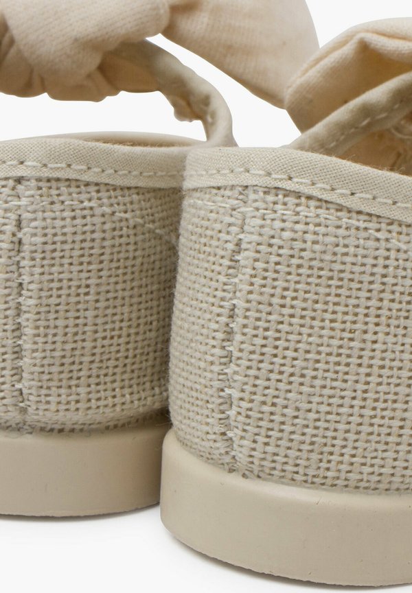 MERCEDITAS LAZO Y CIERRE ADHERENTE – Lauflernschuh – crudo