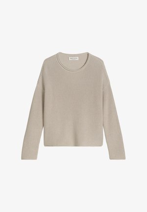 Beige gebreide trui met lange mouwen, een ronde hals, ribbelstructuur en een iets cropped zoom, met een label waarop Marc O’Polo staat.