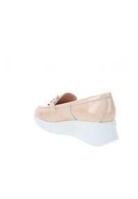 Scarpa slip-on in pelle beige con finitura testurizzata, punta arrotondata e suola platform bianca. Presenta dettagli cuciti e lacci decorativi.