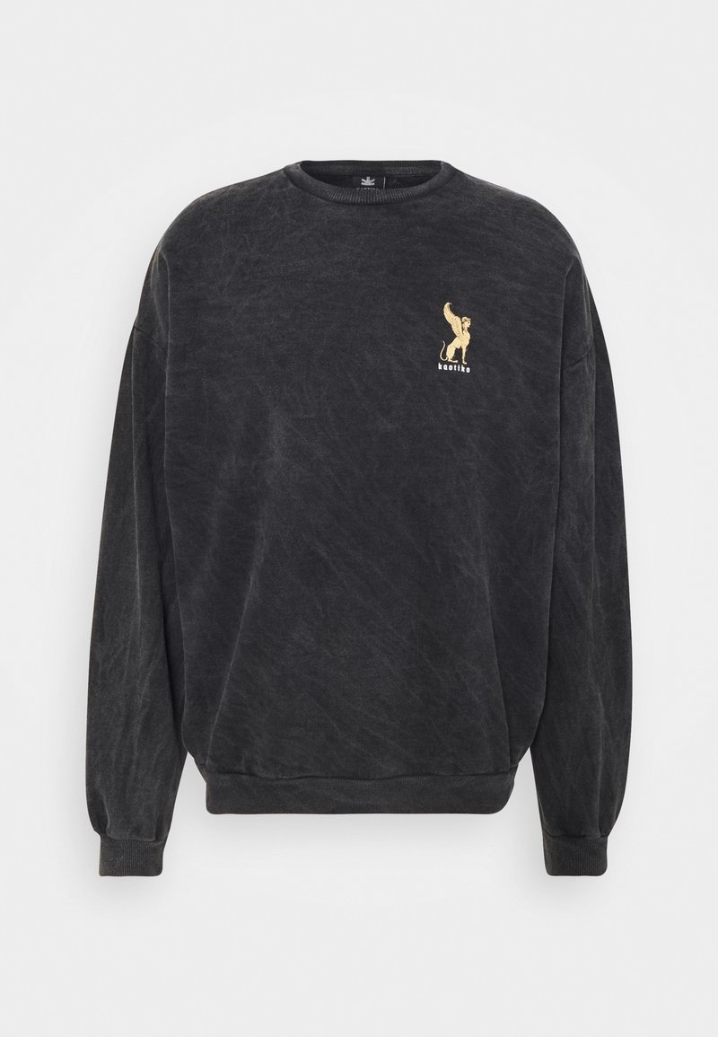 Sudadera gris oscuro con cuello redondo, mangas largas, puños y bajo acanalados. Presenta un pequeño gráfico de león dorado y texto en el pecho.