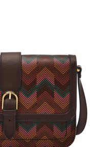 Sac à épaule en cuir marron avec un motif géométrique en chevron aux couleurs rose, orange et teal, doté d'une accent en boucle dorée et d'une bandoulière réglable.