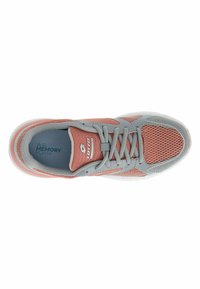 Zapatilla deportiva con parte superior de malla en rosa claro y gris, con un collar acolchado, cordones grises y una suela blanca gruesa. Plantilla azul visible.
