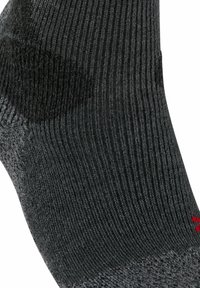Szara, dziana skarpeta z prążkowaną teksturą, bezszwowym palcem i czerwonym akcentem logo. Design zapewnia ciasne dopasowanie dla komfortu i wsparcia.