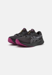 Baskets de sport noires avec une tige en mesh texturé, des accents blancs et une semelle en caoutchouc rose. Comprend des œillets renforcés et des détails cousus.