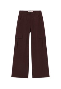 Wijdvallende cargobroek in een bordeauxrode stof. Kenmerken zijn twee voorzakken en twee zijcargozakken met knoopsluitingen. Vlakke tailleband.
