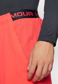 Under Armour VANISH WOVEN - Shorts 2 en 1 - racer red/black