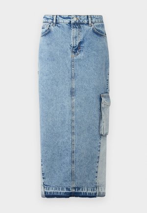 Jupe en denim bleu clair, avec une coupe droite, fermeture à boutons sur le devant, poches latérales et un panneau en tissu contrastant distinct.