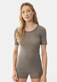 Short-sleeve, ribbed top in muted taupe color, made of soft fabric, featuring a round neckline and a fitted silhouette.