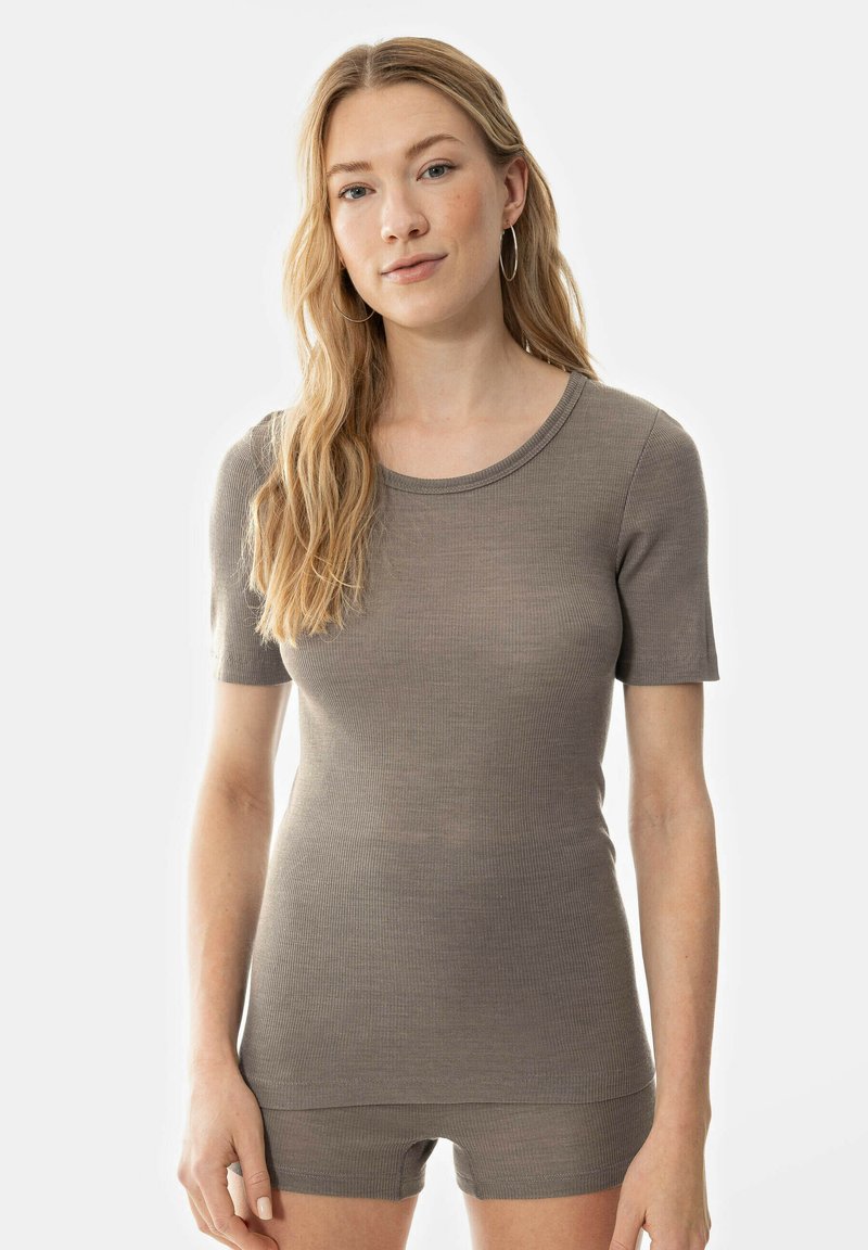 Short-sleeve, ribbed top in muted taupe color, made of soft fabric, featuring a round neckline and a fitted silhouette.