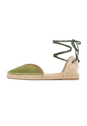 Zielony espadryl z zakrytymi palcami, z plecioną jutową podeszwą i beżowym tyłem, wyposażony w zielone wiązania do owinięcia wokół kostki.